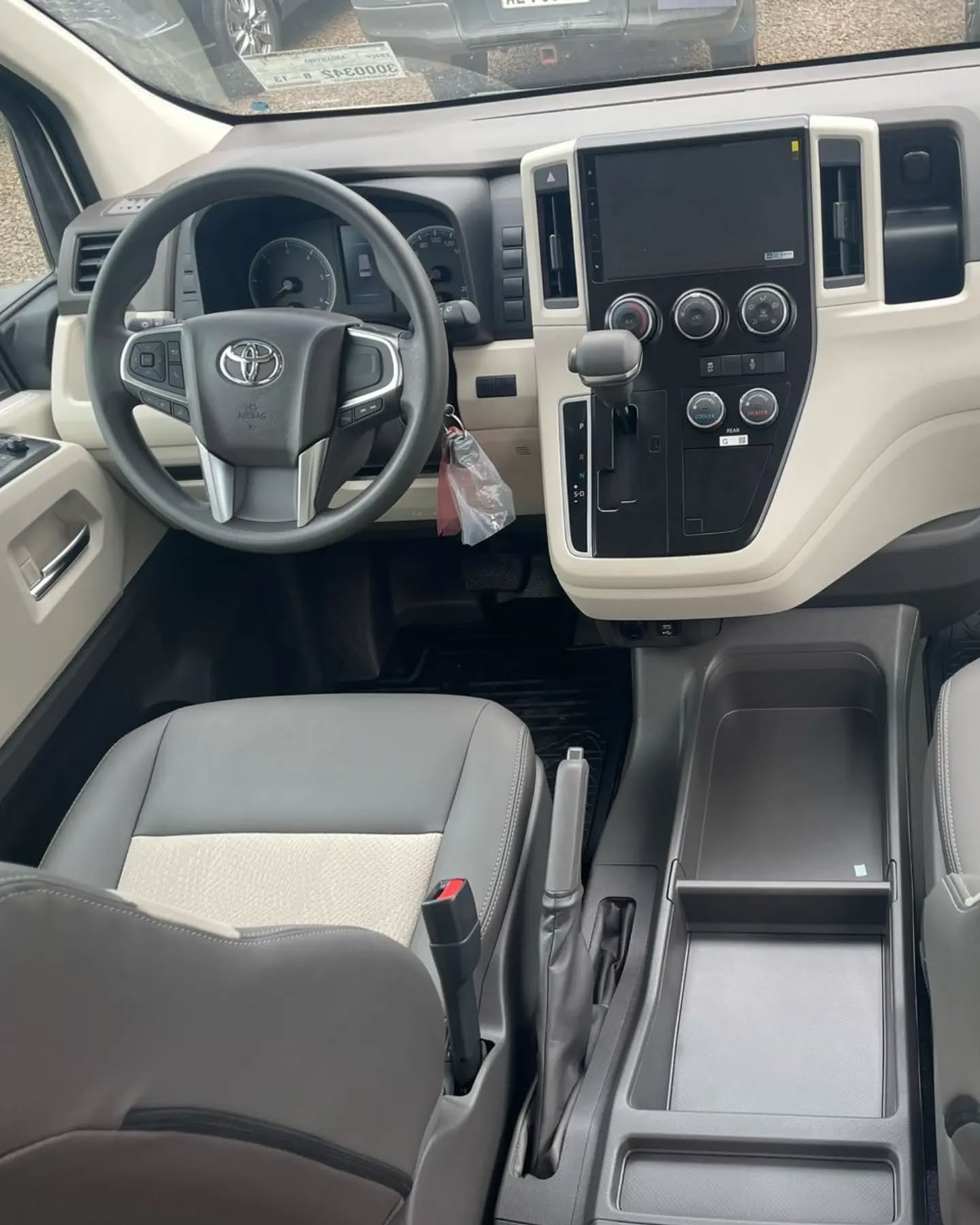 Toyota Hiace Commuter 2.8 TDI 15+1 · foto 2