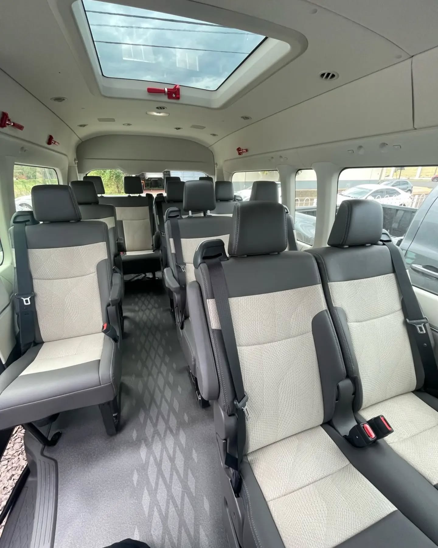 Toyota Hiace Commuter 2.8 TDI 15+1 · foto 3